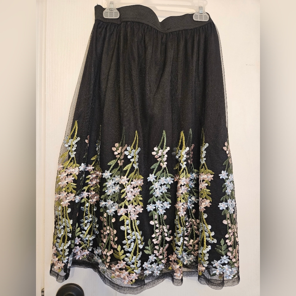 Chic Black Skirt with Floral Embroidery